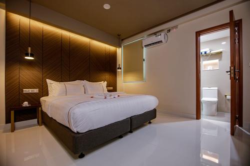 Large bed and private bathroom in the Deluxe Double Room