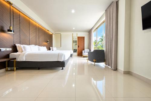 Spacious Deluxe Family Room with large windows