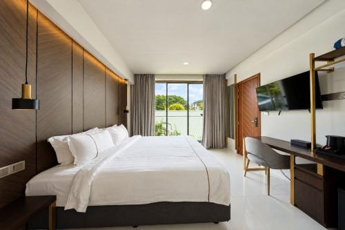 Large bed and desk in the Double Room with Garden View