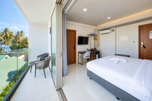 Balcony with two chairs in the Double Room with Garden View